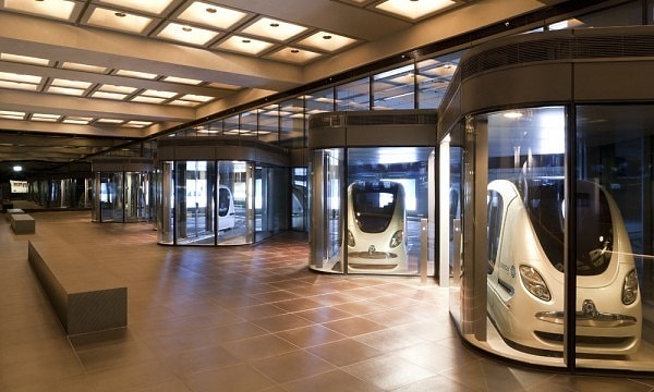 12. Машины же с двигателями внутреннего сгорания нужно оставлять за городской чертой. А к услугам жителей вот такие электрокары.