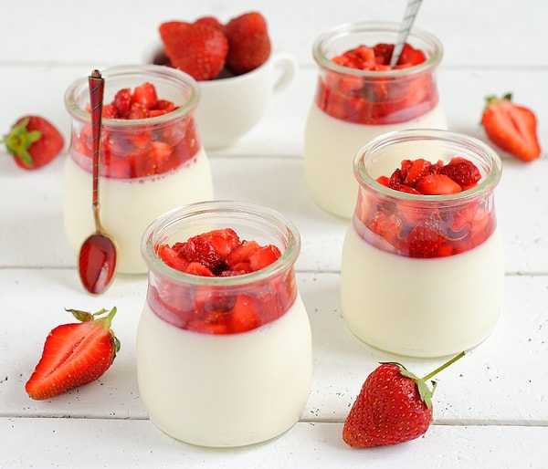 5. Şimdi de panna cotta'yı çilekliyoruz!