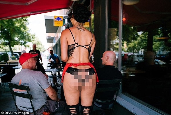 6. В заведении разрешают находиться не только голыми, но и топлесс. И не только в обеденном зале, но и на террасе, расположенной прямо на улице.