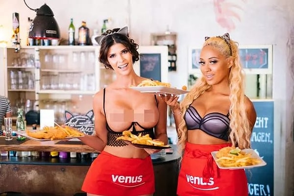 8. Официантки в этом заведении одеты под стать посетителям, а точнее, полураздеты ;)