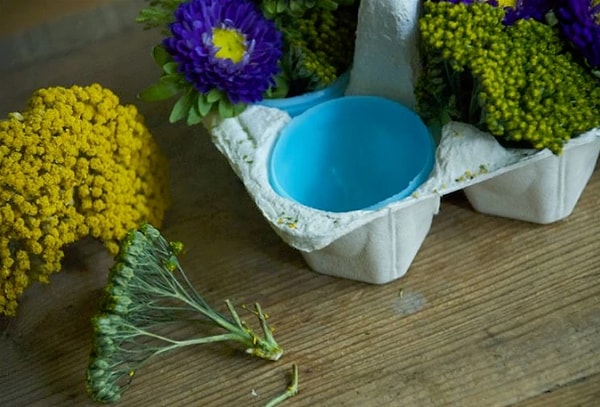 5. Ваза с цветами для стола? Все, что вам нужно - это упаковка из-под яиц, пластиковые яйца, почва и цветы на ваш вкус