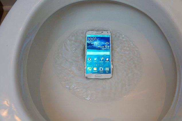 In England, about 100,000 cellphones fall into the toilet.