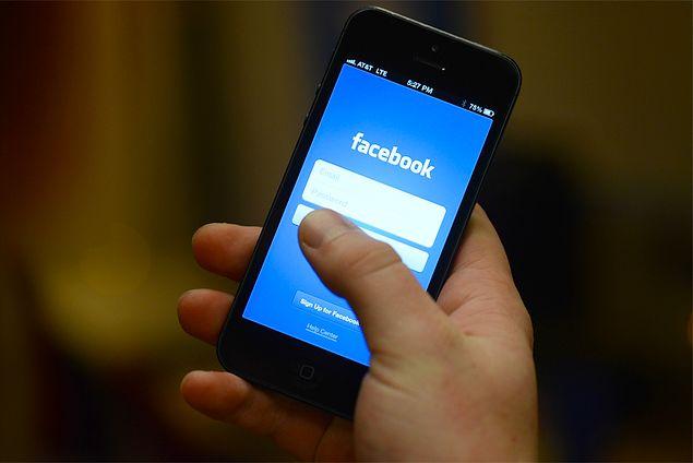The number of photos and videos uploaded on Facebook from cellphones is so high that it makes up 27% of internet roaming.