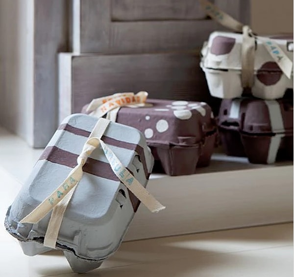 18. Декорируйте шесть упаковок из-под яиц, чтобы сделать подарочные коробки