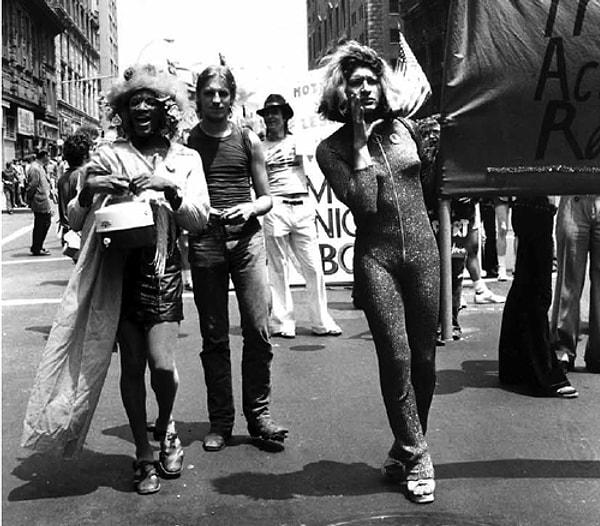 9. Drag Queen'ler 27 Haziran 1969 tarihinde New York Şehri'ndeki Stonewall ayaklanmalarında isyanın başlamasında ve sürdürülmesinde önemli rol oynamışlardır. Bu yüzden dünyanın her yerinde düzenlenen onur yürüyüşlerinde sembolik bir öneme sahiptirler.