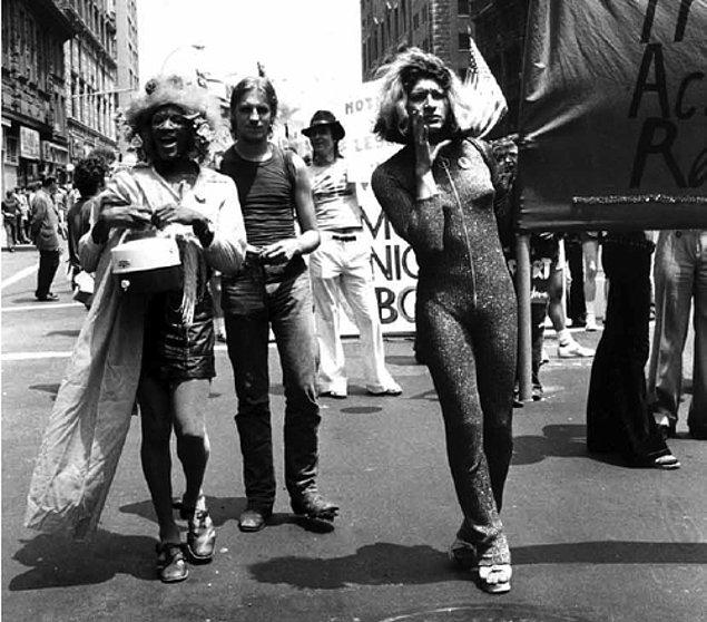 9. Drag Queen'ler 27 Haziran 1969 tarihinde New York Şehri'ndeki Stonewall ayaklanmalarında isyanın başlamasında ve sürdürülmesinde önemli rol oynamışlardır. Bu yüzden dünyanın her yerinde düzenlenen onur yürüyüşlerinde sembolik bir öneme sahiptirler.