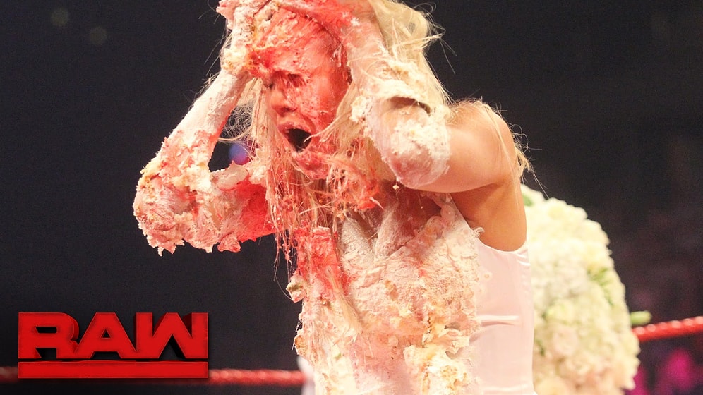 Свадьба Русева и Ланы: невеста упала лицом в торт во время рестлинга