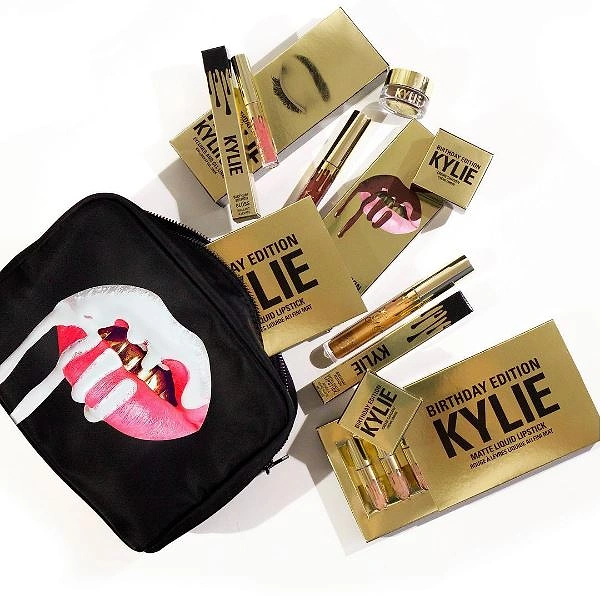 Кроме того, в тот вечер Кайли продемонстрировала свою новую коллекцию, которую, конечно же, посвятила своему 