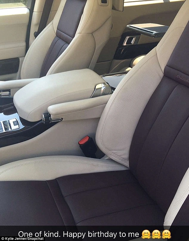 Первый подарок девушка решила получить от самой себя и приобрела за 200.000 долларов Land Rover SVAutobiography.