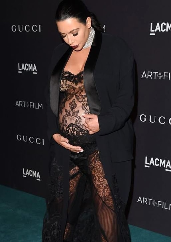 11. Лучше бы пришла вообще без наряда...