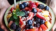 Bildiğiniz Gibi Değil! Değişik Lezzetleriyle Ağız Sulandıracak 13 Meyve Salatası Tarifi