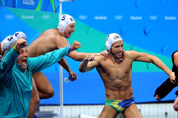 14. Полюбуйтесь их накачанными телами.