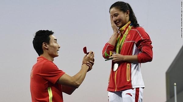 Müsabakalar sonrası gümüş madalya kazanan 25 yaşındaki He Zi, platformda büyük bir sürprizle karşılaştı.