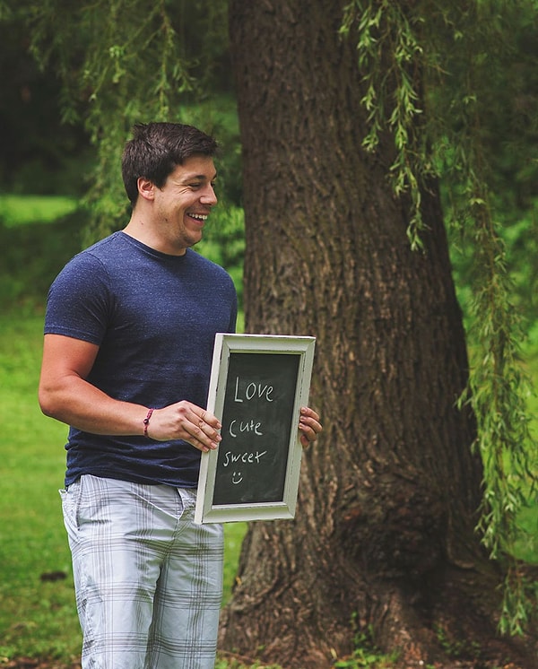 5. Когда они повернулись друг к другу лицом, Брианна показала свою доску, на которой было написано: «Скоро ты станешь папочкой».