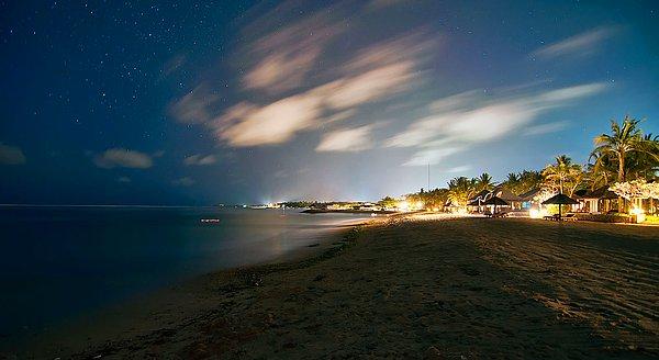 13. Gece sahilde uzanıp gökyüzündeki yıldızları seyretmek.