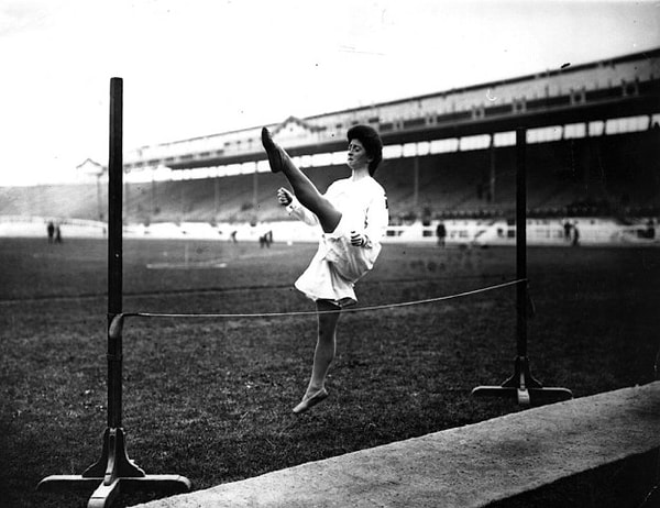 5. По-моему, я сегодня так из автобуса выходила, потому что какой-то идиот загородил проход безразмерным чемоданом