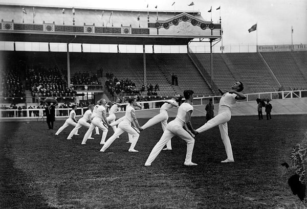 13. А мои друзья-парни справились бы с подобным упражнением