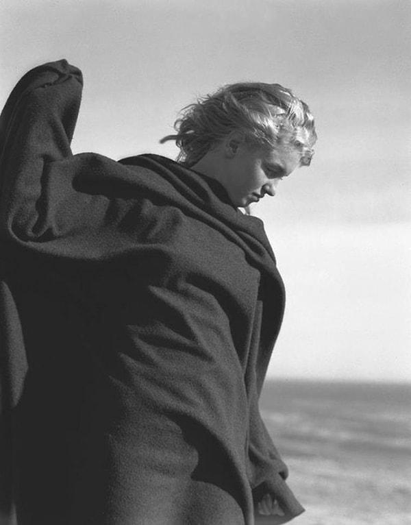 1. Marilyn Monroe ve fotoğrafçı André de Dienes 1946 yılında birlikte Malibu'ya gitti.