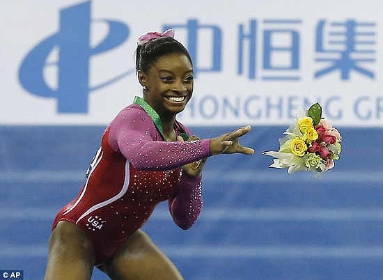 Seremoni Sırasında Çiçeğindeki Arıyı Fark Eden Jimnastikçi Simone Biles'ın Zor Anları