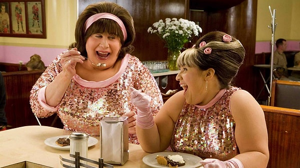 8. Кого их этих актеров превратили в женщину  (ту, что слева 😇) при помощи грима в комедии "Лак для волос"?