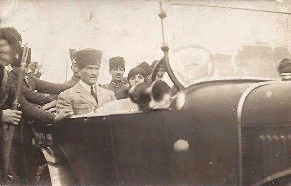 2. Atatürk'ün Kurtuluş Savaşı sonrası eşiyle Adana'ya ilk gelişine ait bir fotoğrafı, 15 Mart 1923