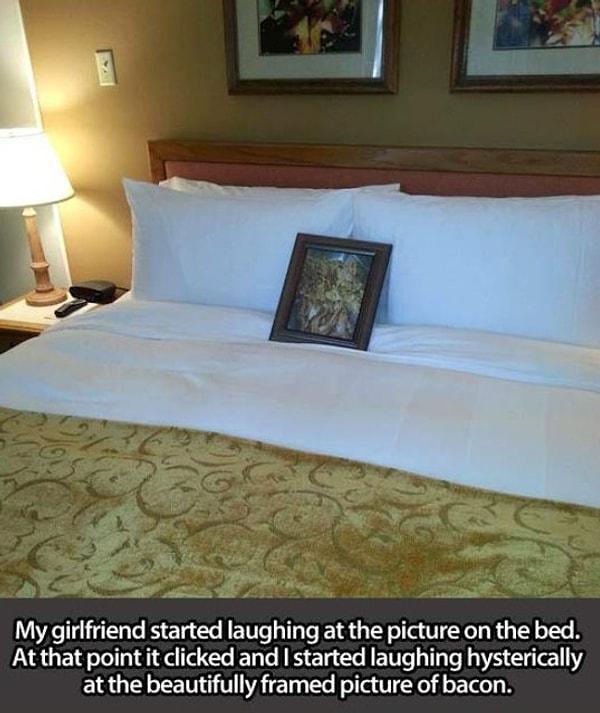 Müşteri velinimetimizdir diyerek 'bacon' fotoğrafını da yatağın üzerine özenle yerleştirmişler.