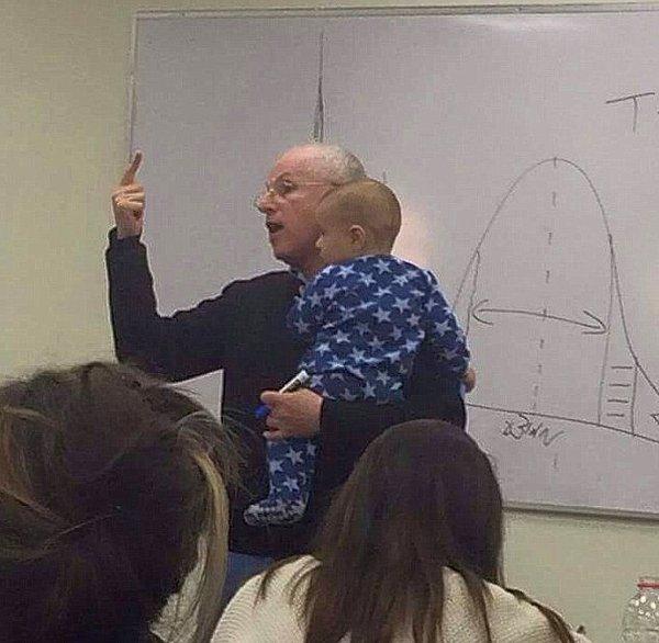 16. Öğrencisinin ağlayan bebeğini kucaklayıp, derse devam eden bu öğretmen!