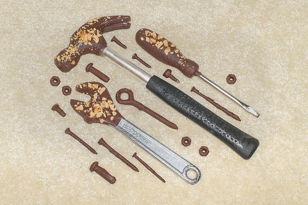 10. Покрыть инструменты шоколадной глазурью? Почему бы и нет!