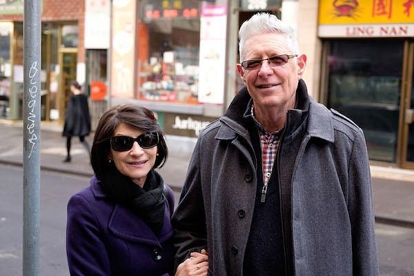 2. Нелла, 60 и Пол, 60 - короткие обтягивающие платья и кепки козырьком назад