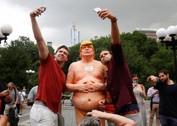 Trump’ın gerçek boyutlardaki çıplak heykellerinin, Indecline adlı anarşist kolektifi tarafından bir gece içerisinde New York, Los Angeles, Seattle, San Francisco ve Cleveland parklarına yerleştirildiği belirtildi.