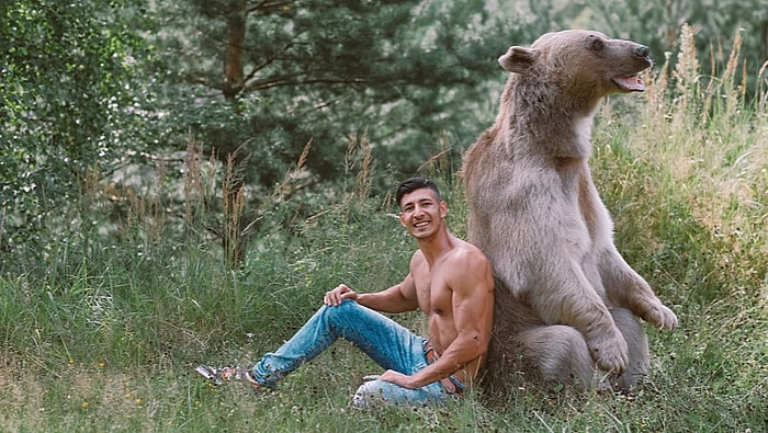 Çak Bir Pati: Dünyanın En Dost Canlı Ayısı Stepan ile Fotoğraf Çekimine Katılan Çılgın Türk