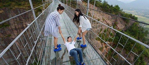 İsrailli mimar Haim Dotan tarafından tasarlanan asma köprü, 99 panelden oluşuyor ve 800 kişinin ağırlığını kaldırabiliyor. Dünyanın en cesur ziyaretçileri için bungee jumping planlandı.