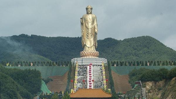 14. Dünyanın en büyük heykeli, 153 metrelik uzunluğuyla Çin'de yer alan Buda İlkbahar Tapınağı'nda bulunmaktadır.