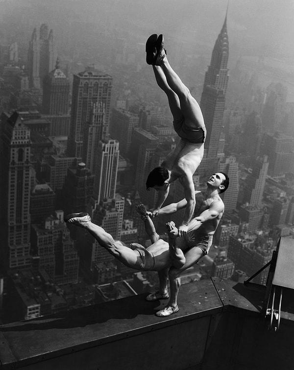 12. Empire State binasının zirvesinde gösteri yapan akrobatlar , 1934.