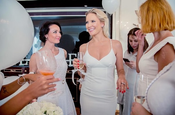 5. Все приглашенные подруги были одеты в белое по просьбе невесты.