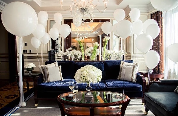 6. Гостиничный номер, в котором веселились девушки, был украшен белоснежными шарами и живыми цветами.