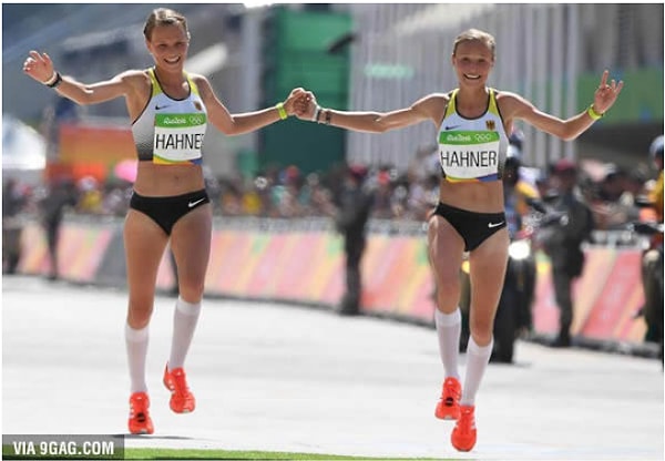 7. И это происходит не только в их стране. Сестер Ханер критикуют за то, что они даже не старались победить в гонке на 42 км, которую они завершили за 2 часа 45 минут. Если бы они выложились по полной, то не финишировали бы рука об руку с широкими улыбками на лицах.