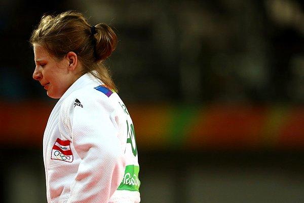 6. Avustralyalı judocu Bernadette Graf, Büyük Britanyalı Sally Conway'e yenilmesinin ardından gözyaşlarına hakim olamadı.