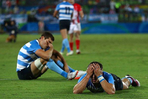 13. Arjantin rugby takımı, Britanya'ya karşı çeyrek final maçında  5-0 yenildikten sonra kendilerini yere attılar.