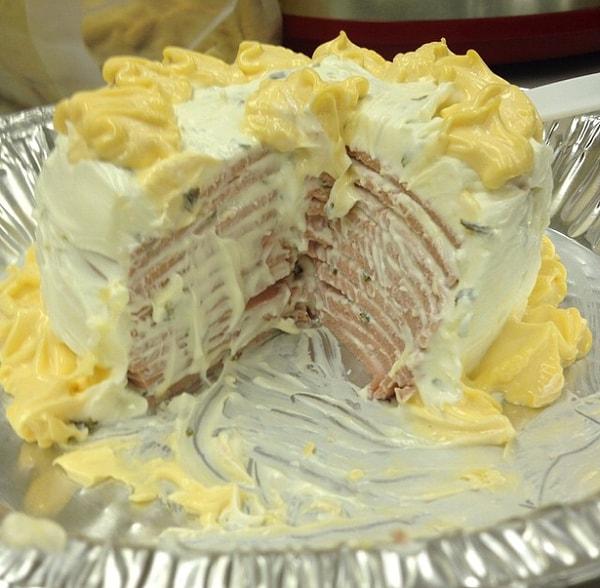 7. Gerçekten var olan, mayonez ve hardal soslu "tatlı." Bologna Pastası :(