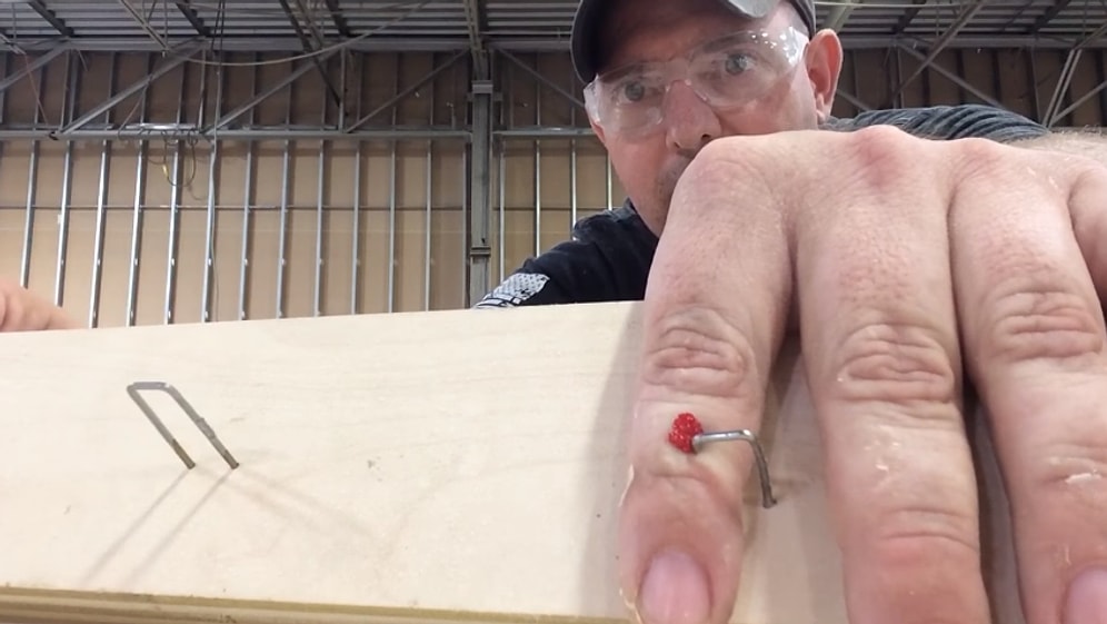 Marangozdan Arkadaşının Kafasını Karıştıran İş Kazası Şakası