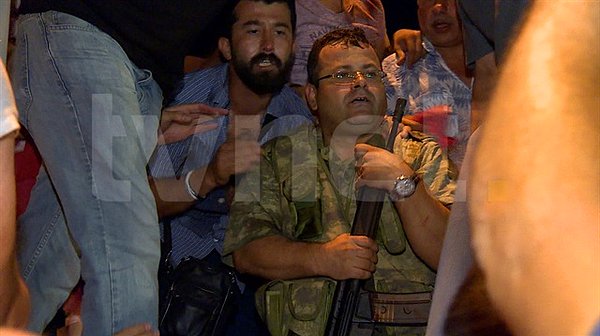Eski İstanbul Güvenlik Şube Müdürü Mithat Aynacı, darbe girişimi sırasında Vatan Caddesi'nde, Baştabya Kışlasından sevk edilen bir tankın içinde yakalanmıştı