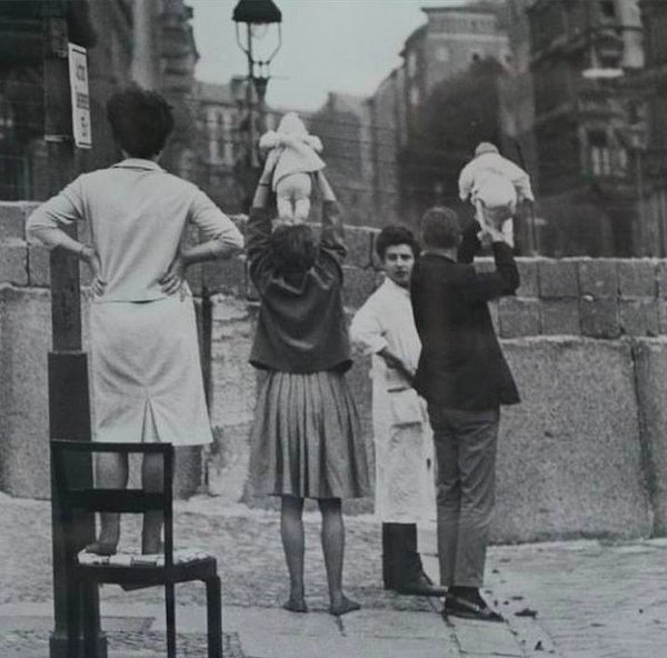 3. Batı Berlinliler çocuklarını Doğu Berlin'de yaşayan büyükbaba ve büyükannelerine gösterirken, 1961.