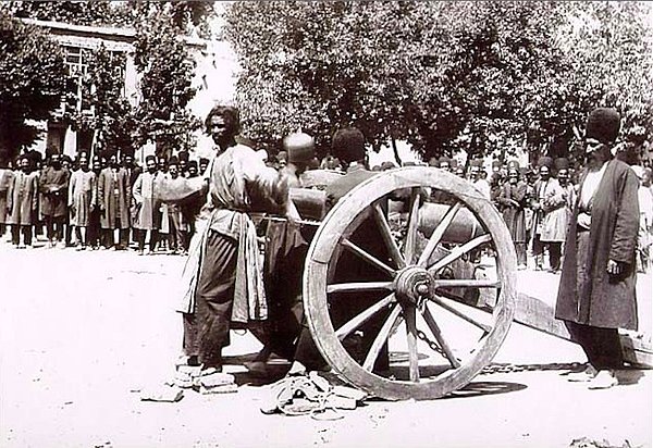 8. İran Şiraz'da topla yapılan idam töreni, 19. yüzyıl sonları