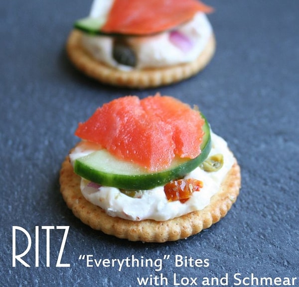 8. Крекеры с копченым лососем и творожным сыром