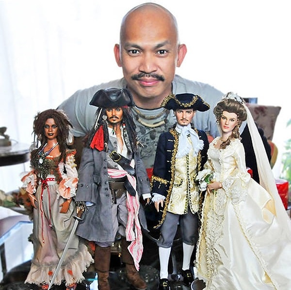 Филиппинский художник Ноэль Круз занимается тем, что стирает с магазинных кукол их оригинальный макияж и рисует кукольные лица заново.