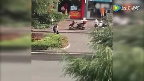 Кореец протащил женщину за волосы через всю дорогу