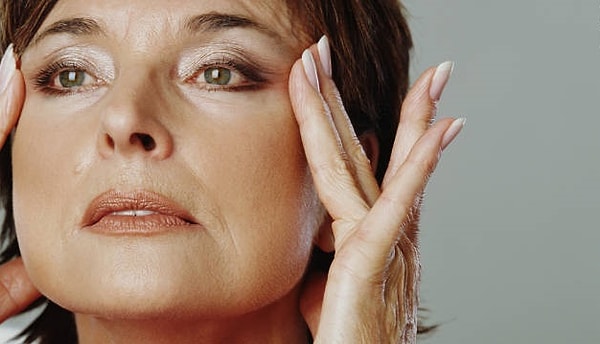 1. Женщина, которая довольна антивозрастными средствами