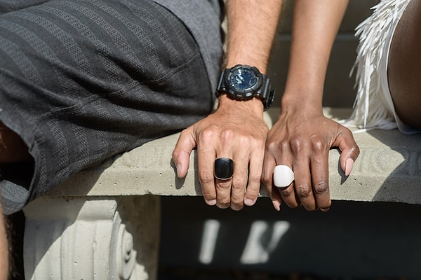 6. Кольцо Nimb идет в двух цветовых вариациях – белый и черный.