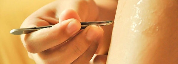 13. Выщипывала волоски на ногах